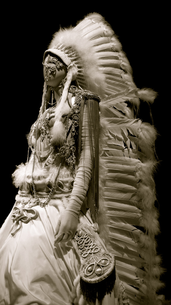 La Mariee Wedding Gown by Jean Paul Gaultier. Font: 365fotoadayproject.wordpress.com