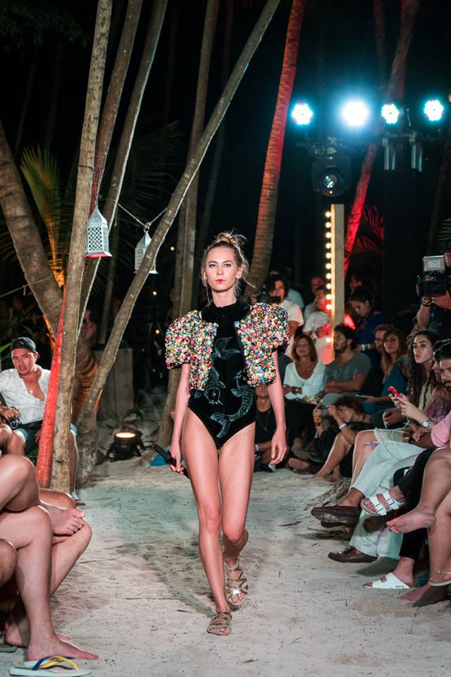 Colección "Yakuza" de Iván Ávalos en la Heineken Winter Beach en Nomade de Tulum.